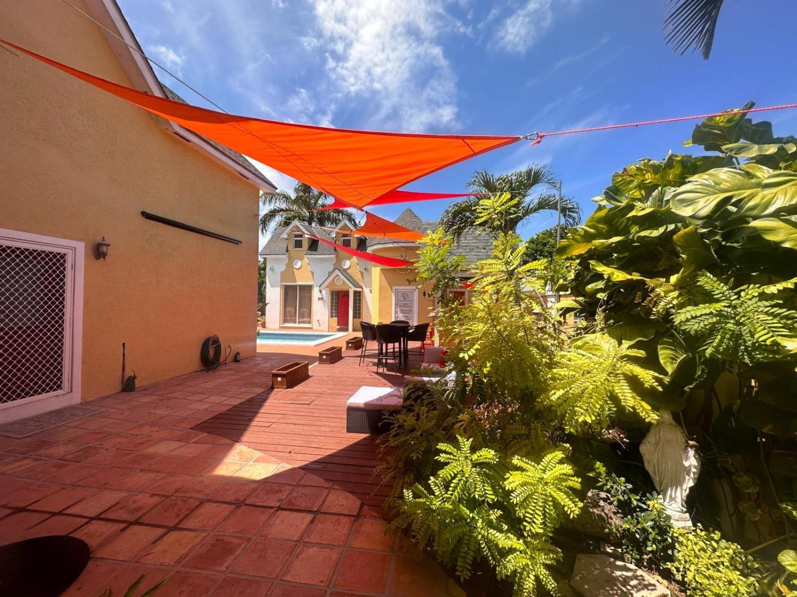 Brownstone Guesthouses Νασάου Εξωτερικό φωτογραφία